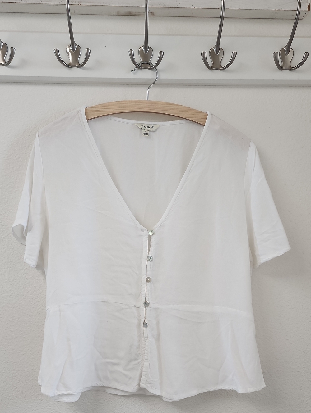 Short-Sleeve White V-Neck Abalone Button-Front Blouse